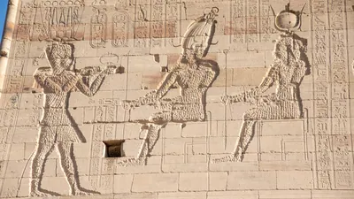 Pharaoh offering his crown to Horus and Nephthys