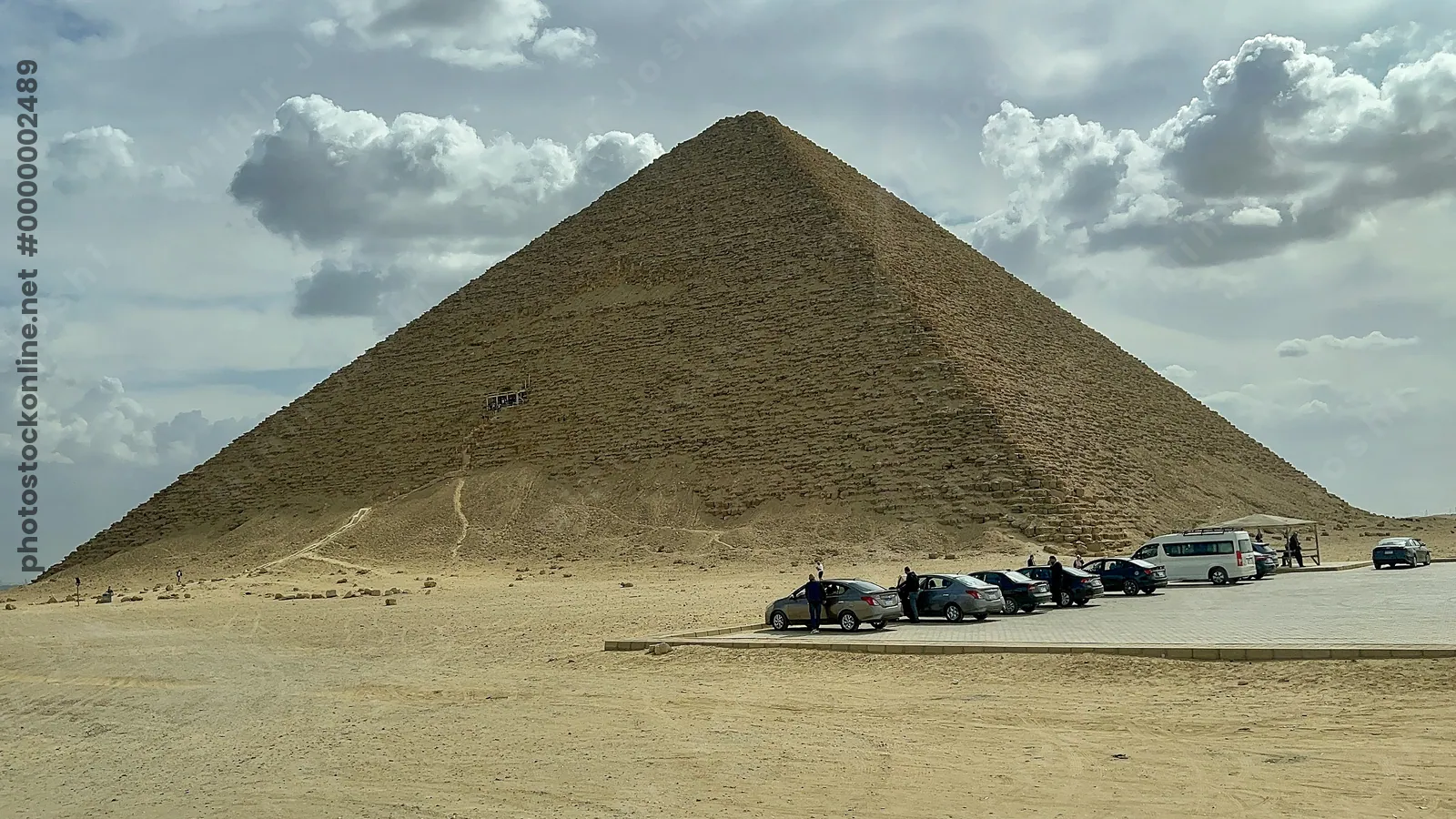 Tourist vehicles parked near the Red Pyramid at D